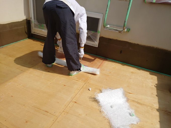 FRP防水の施工中の様子